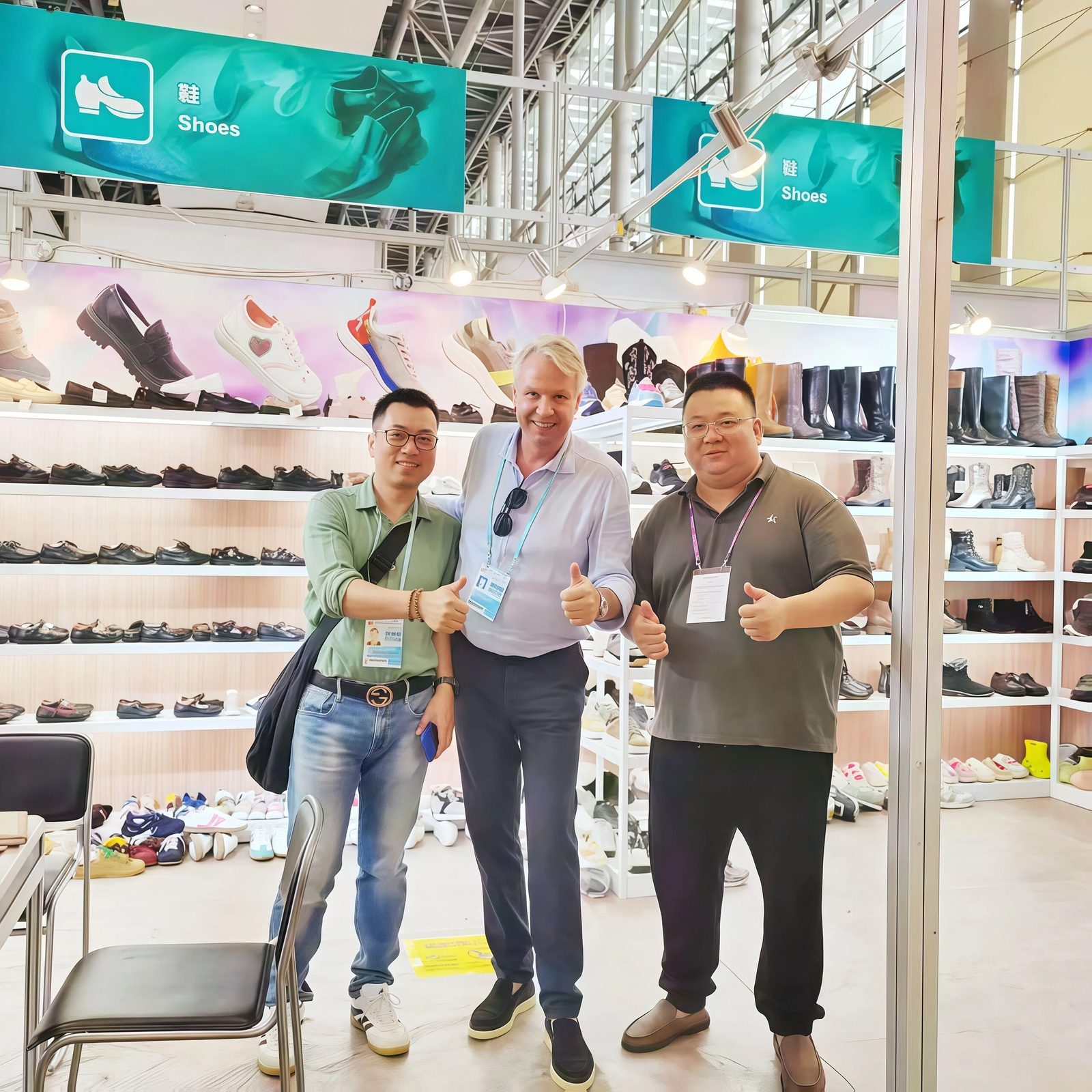 Speedup Trading team with buyers at a footwear exhibition 1