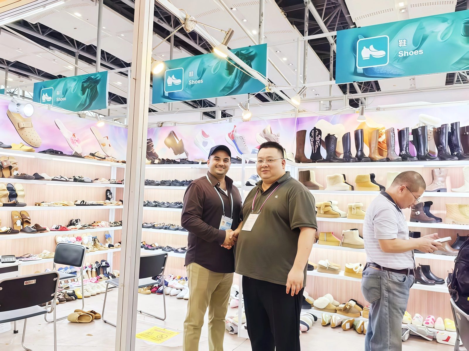 Speedup Trading team with buyers at a footwear exhibition 2