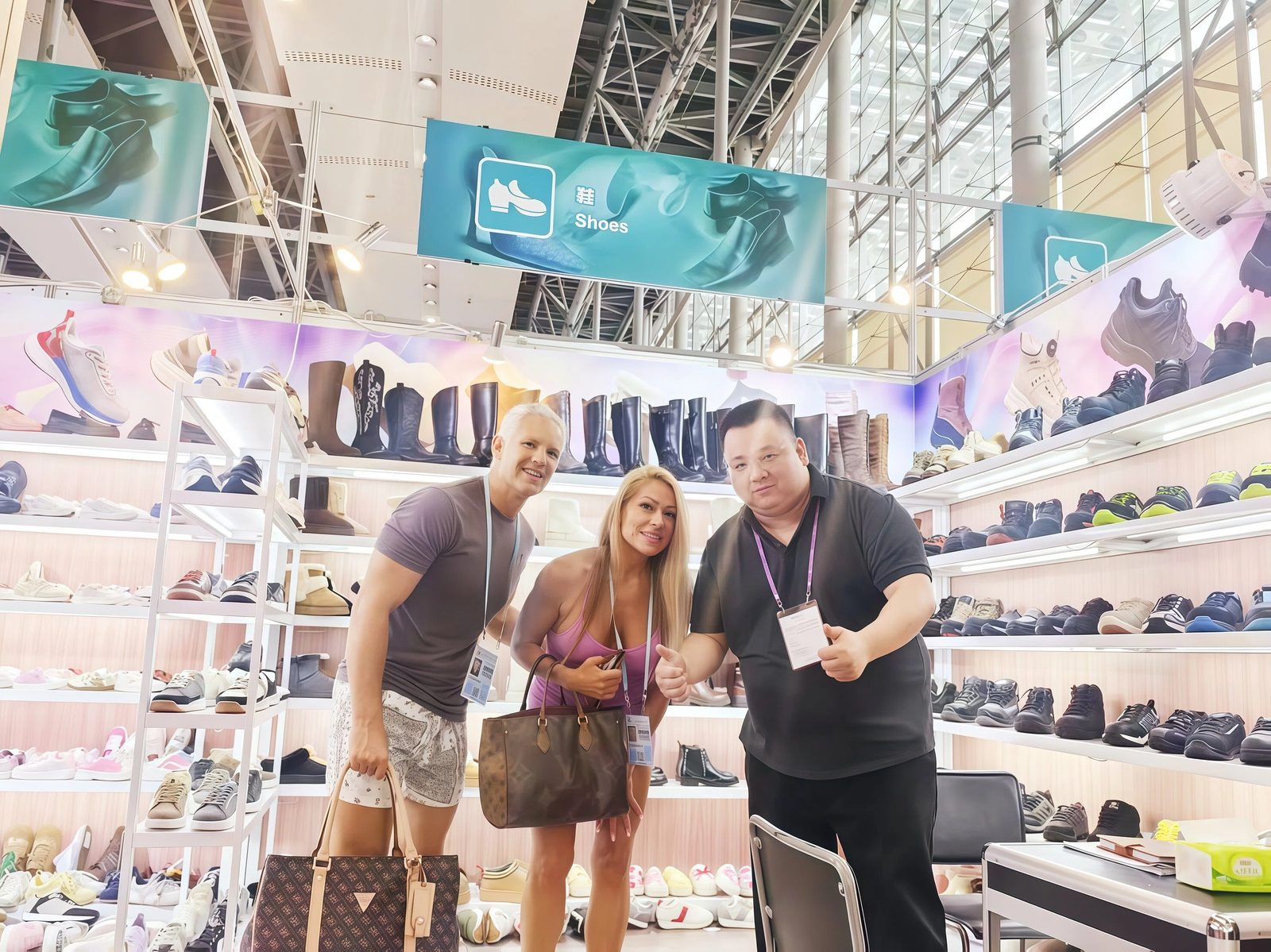 Speedup Trading team with buyers at a footwear exhibition 3
